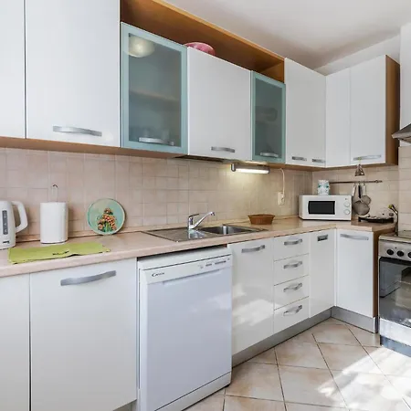 Apartament Gorgeous In With Wifi Pula