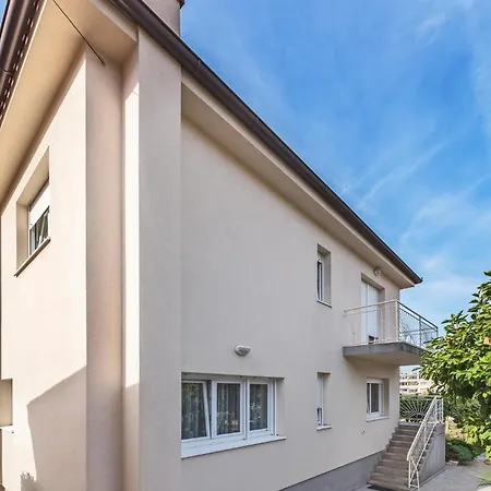 Apartament Gorgeous In With Wifi Pula